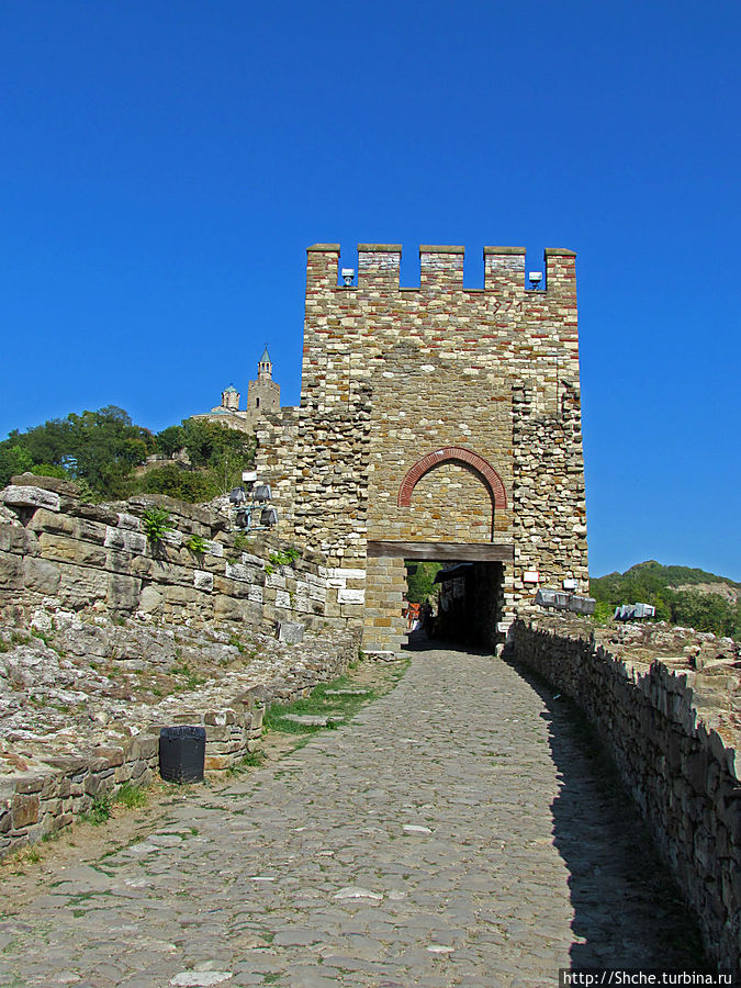 дальше ворота с баней, начинается непосредственно крепость Великое Тырново, Болгария